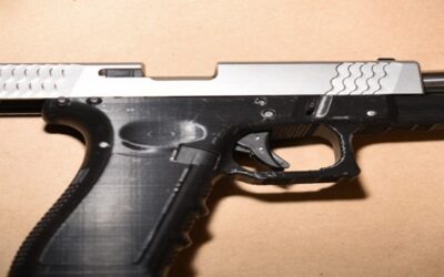 Hombre sentenciado a prisión por imprimir armas fatasma.