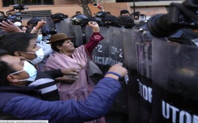 Trabajadores de Salud marchan contra el gobierno boliviano