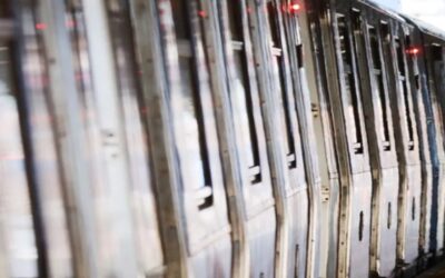 Inmigrantes son rescatados apenas con vida por la Patrulla Fronteriza tras viajar en pequeños compartimientos de un tren