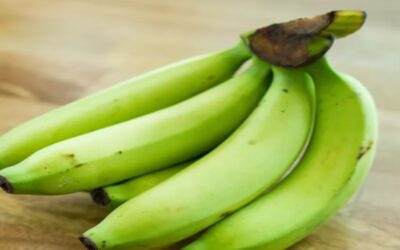 Comer una banana verde al día podría evitar el cáncer, sugiere estudio