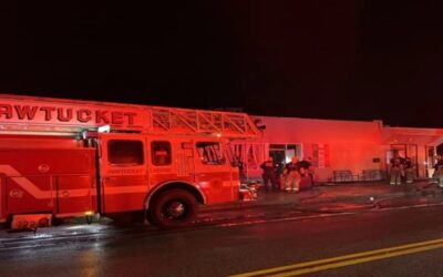 Incendio deja serios daños en varios negocios.