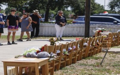 Familias exigen suspensión de 5 policías de Uvalde por “inacción” en tiroteo