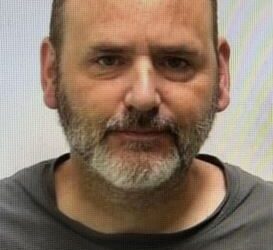 Hombre enfrenta cargos luego de manejar con una mujer encima del capó de su vehículo