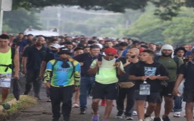Tres caravanas de migrantes avanzan por el sur de México rumbo a EE.UU.