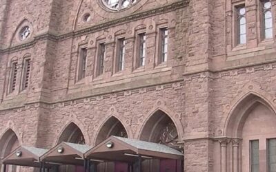 Obispo Tobin rescinde nombramiento de sacerdote.