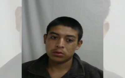 Mujer encuentra hombre desnudo en asiento trasero de su auto luego de viajar con él hasta su trabajo