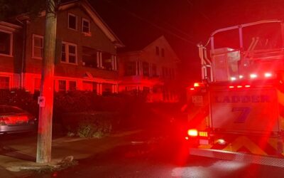Incendio en Providence deja 4 personas sin hogar y envía bombero al hospital.