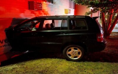 Hombre acusado de Manejar Bajo la Influencia se estrella con vivienda.