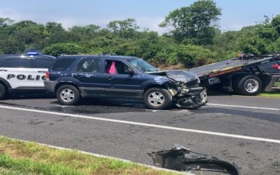 Mujer acusada de embestir vehículos policiales en Narragansett