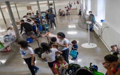 Envían “como ganado” a inmigrantes de Texas a Nueva York, acusan autoridades