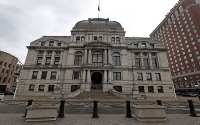 Banderas en Providence a media asta en honor al fallecido ex alcalde Joseph Doorley Jr.