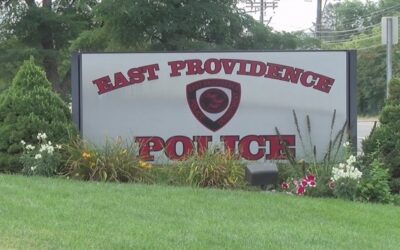 Mujer arrestada por supuestamente atacar a un hombre con destornillador