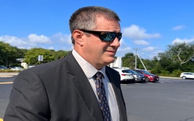 Ex entrenador niega acusaciones de conducta sexual inapropiada.