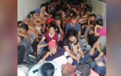 Descubren 150 migrantes hacinados en un tráiler en estacionamiento de Walmart en Del Río; algunos ya estaban deshidratados