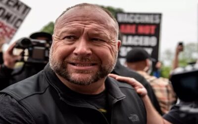 El locutor Alex Jones deberá pagar casi US$50 millones a los padres de la escuela Sandy Hook por difundir una teoría conspirativa sobre el tiroteo
