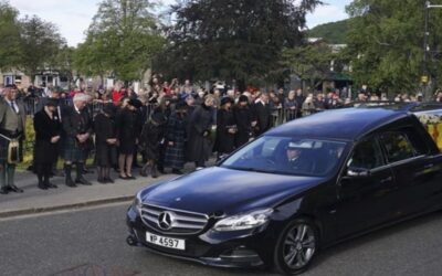 El féretro de la reina Isabel II recorre Escocia