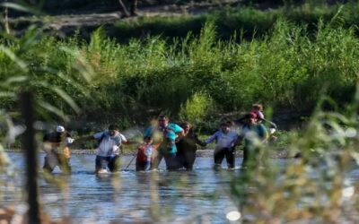 Cientos de migrantes venezolanos cruzan a Estados Unidos por el fronterizo río Grande