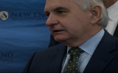 Reed hace entrega de camionetas para transporte adultos mayores.