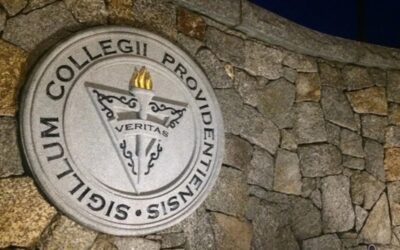 Estudiante PC cae desde 5to piso y resulta con graves heridas en las piernas.