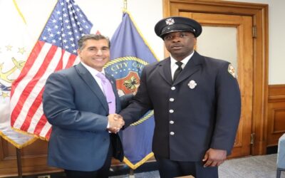 Bombero recibe Medalla Municipal de Valentía por salvar a un hombre de las llamas.