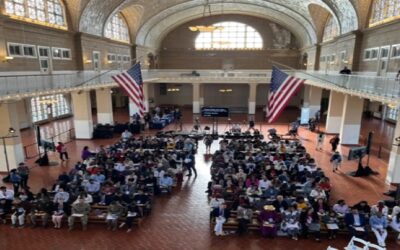 Con la emoción a flor de piel, 200 inmigrantes logran la ciudadanía en ceremonia de USCIS en histórico museo migratorio en Nueva York