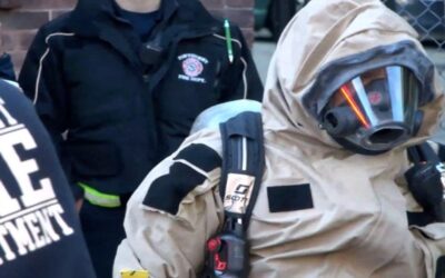 2 hospitalizados luego derrame químico en edificio apartamentos.