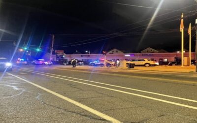 Hombre baleado cerca de lo que parece ser un establecimiento nocturno ilegal.