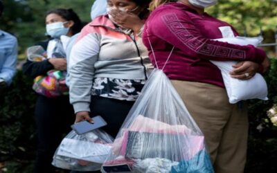 Migrantes enviados a exclusiva isla de EEUU son trasladados a base militar