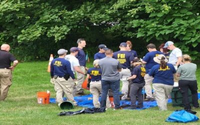 Agentes FBI realizan pesquisa en cementerio de Providence.