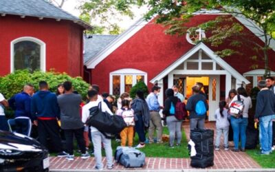 Florida envía dos aviones con inmigrantes a Massachusetts