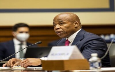 Nueva York dice que la llegada de miles de inmigrantes puede quebrar los albergues