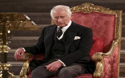 Carlos promete seguir el ejemplo de abnegación de Isabel II