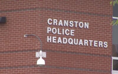 Cuatro menores arrestados acusados de robar vehículo.