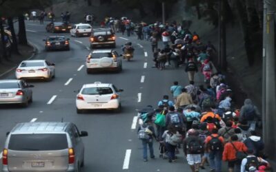 Autoridades migratorias de Guatemala detienen paso de cerca de 400 migrantes procedentes de Honduras