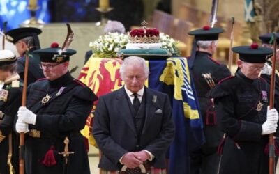El rey Carlos viaja a Belfast, el ataúd de la reina es llevado a Londres