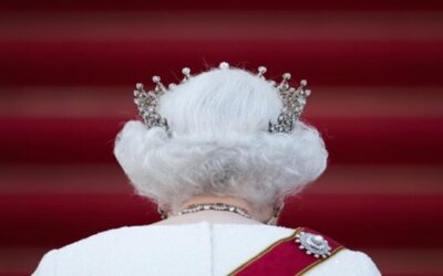 Gran Bretaña llora a la reina Isabel mientras el rey Carlos asume el trono
