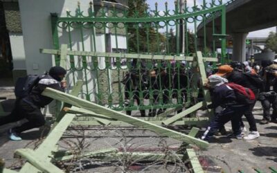 Manifestantes atacan complejo militar en México