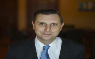 Magaziner gana la nominación demócrata para el segundo distrito del Congreso de Rhode Island