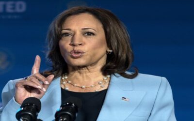 Autobuses dejan a migrantes cerca de casa de Kamala Harris