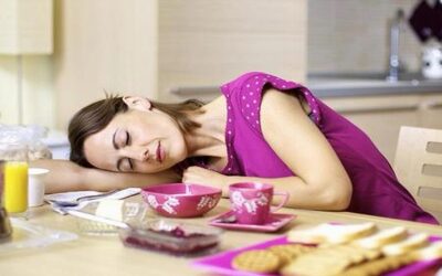 Comer para vivir: ¿Por qué nos da sueño después de almorzar?