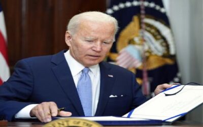 Biden y demócratas presionan para prohibir “armas de asalto”