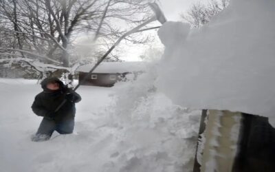Histórica nevada en Nueva York deja vialidades sepultadas en Buffalo y se espera más nieve