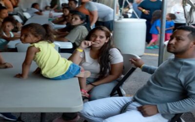 Organización benéfica de El Paso ayuda a los migrantes a establecerse en ciudades donde los puedan recibir