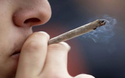 Fumar marihuana causa más daño a los pulmones que el tabaco, sugiere estudio