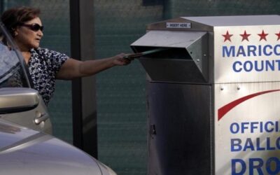 Juez ordena a grupo armado alejarse de las urnas de Arizona