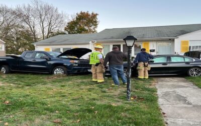 Vehículo robado choca con otro y terminan estrellándose con vivienda.
