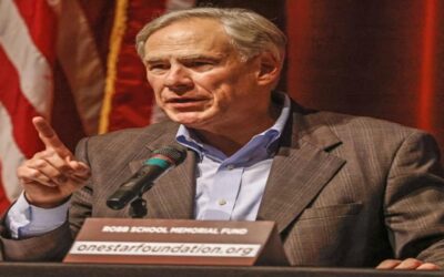 El gobernador de Texas envía el primer autobús con migrantes a Filadelfia