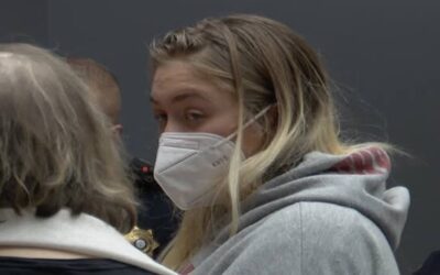 Madre enfrenta múltiples cargos luego de choque que dejó a uno de sus hijos en condición crítica.