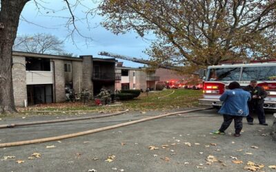 Una inquilina alertó a sus vecinos cuando el complejo de vivienda se incendiaba. Todos escaparon ilesos.