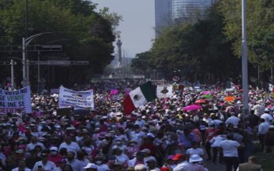 Miles de mexicanos marchan contra reforma electoral y AMLO